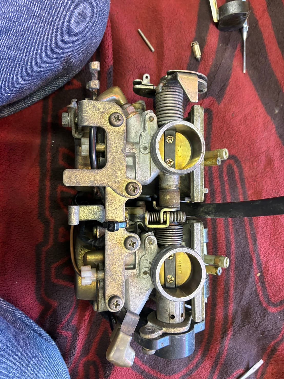 バイクの部品を整備している様子