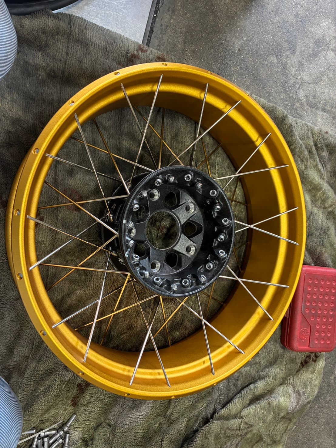 整備されたバイクのホイール