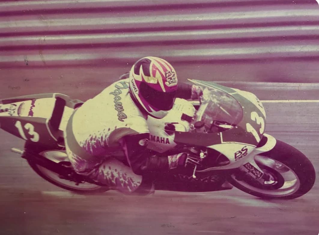 レースでバイクを走らせるライダー