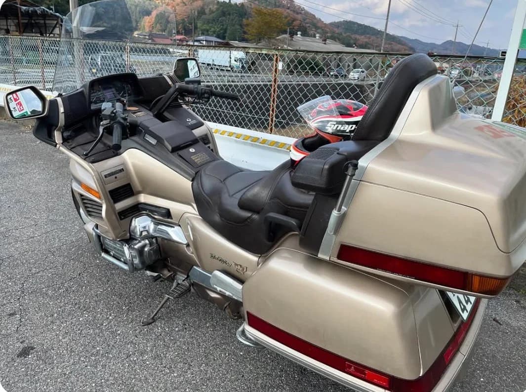 旧型の大型ツアラーバイク