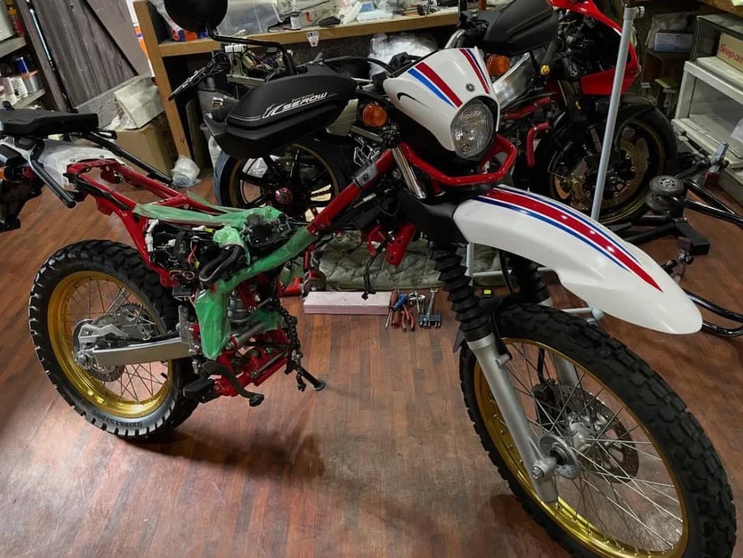 オフロードバイクの整備中の様子