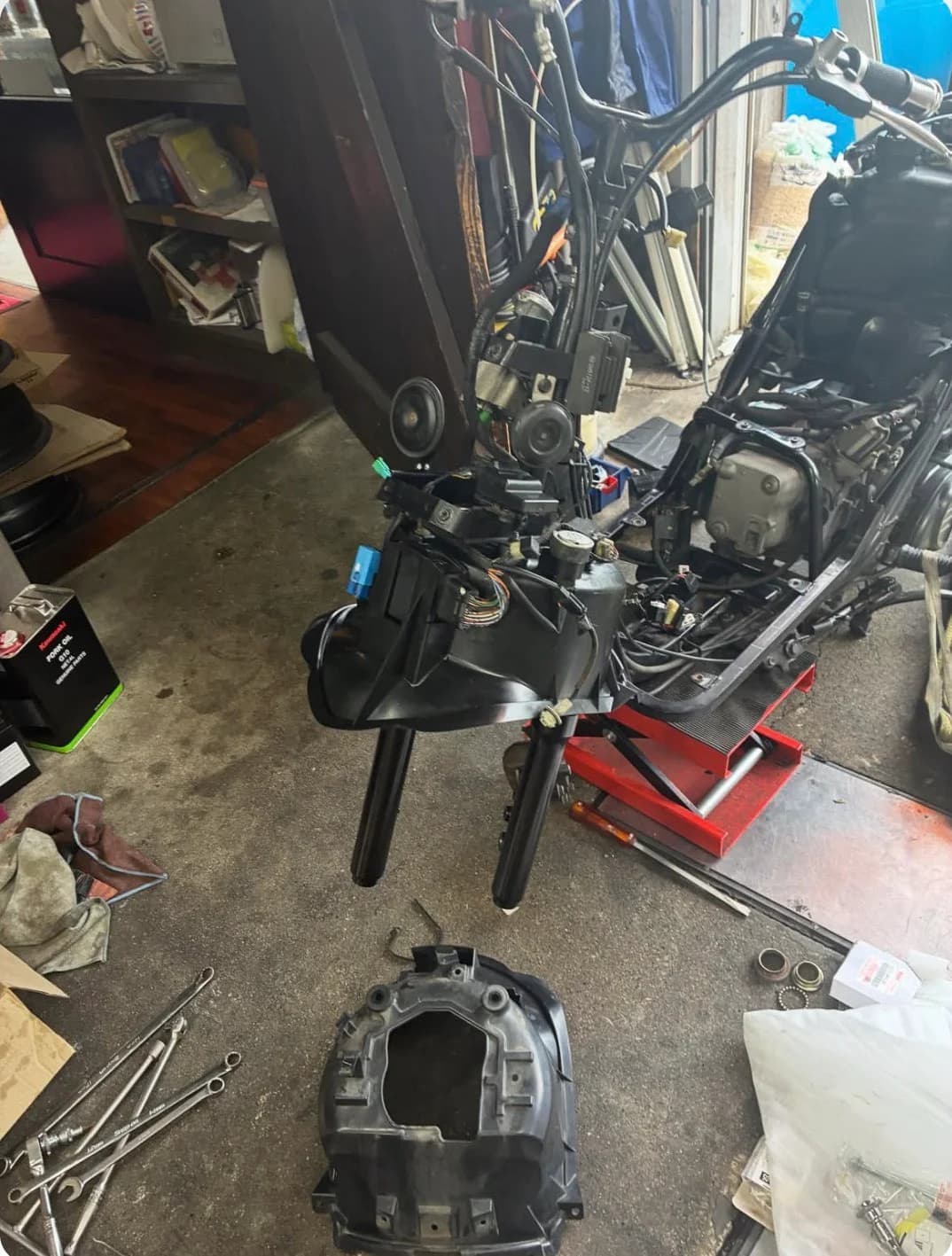 分解整備中の車体