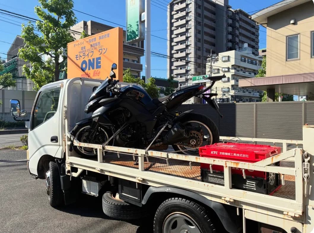 積載車にバイクを載せて運ぶ様子